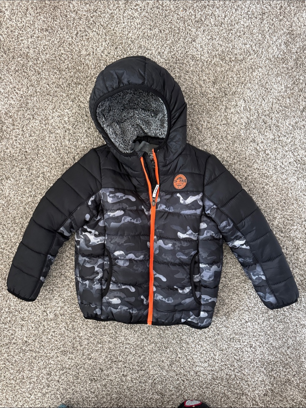 Kids Black & Gray Camo Hooded Puffer Jacket with Orange Zipper Size 5T